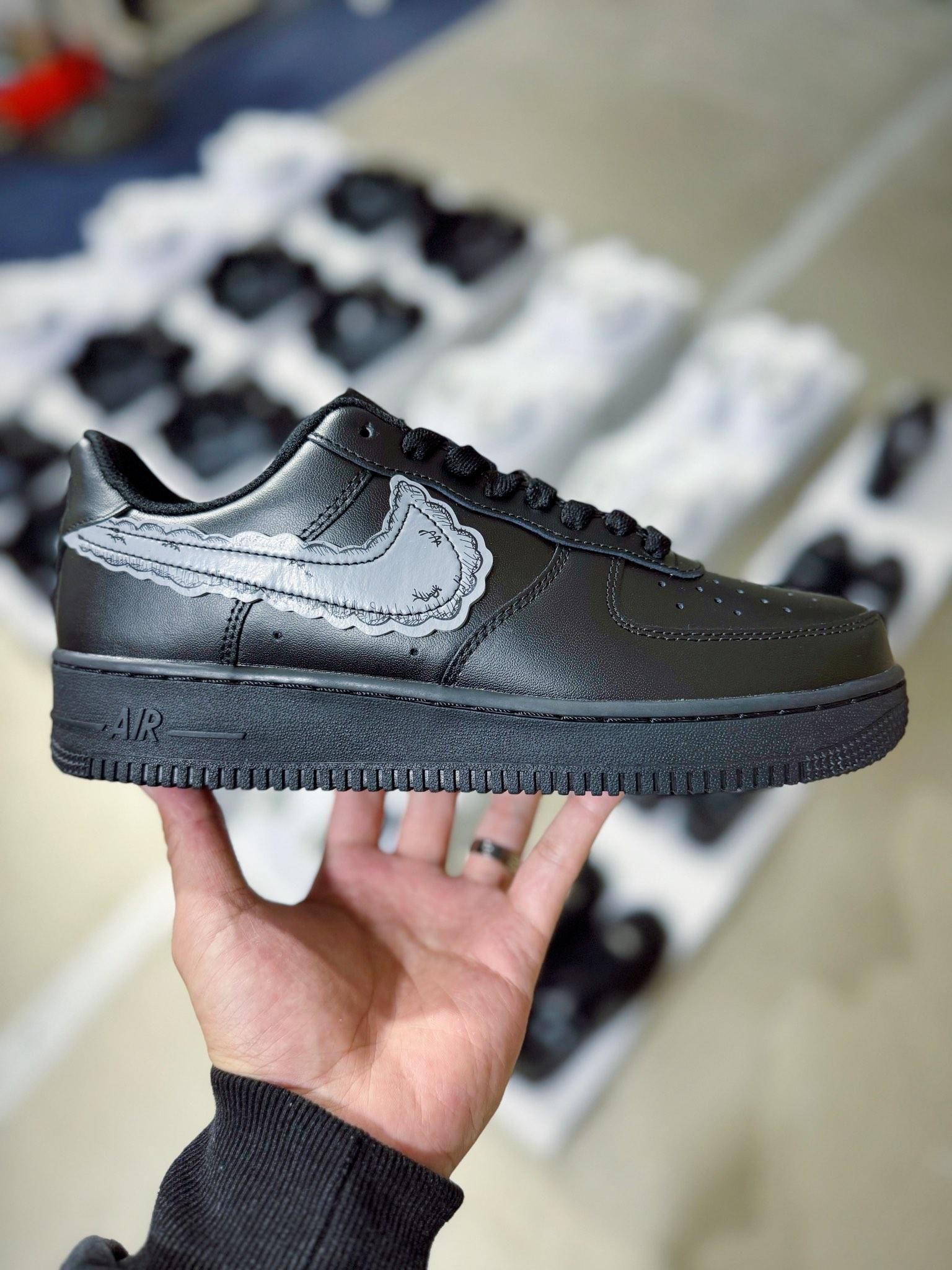 나이키 x KAWS 콜라보 Air Force 1 스니커즈 (해외배송)