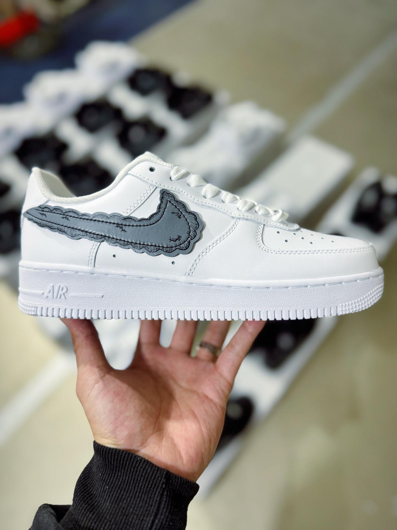 나이키 x KAWS 콜라보 Air Force 1 스니커즈 (해외배송)