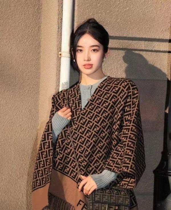 펜디 24ss 신상 FF 판초 케이스 (국내배송)