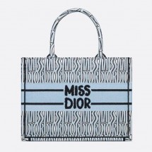 디올 Miss Dior Allover 3D 자수 북 토트 미디엄 백 페일블루 (국내배송)