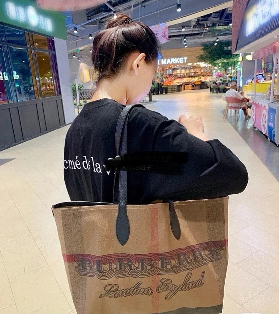 버버리  두들 캔버스 리버시블 쇼퍼백 파우치 세트 (국내배송)