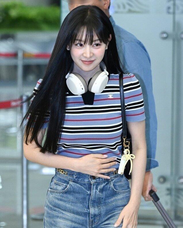셀린느 마이크로 로고 자수 숏 스트라이프 니트 반팔 (해외배송)