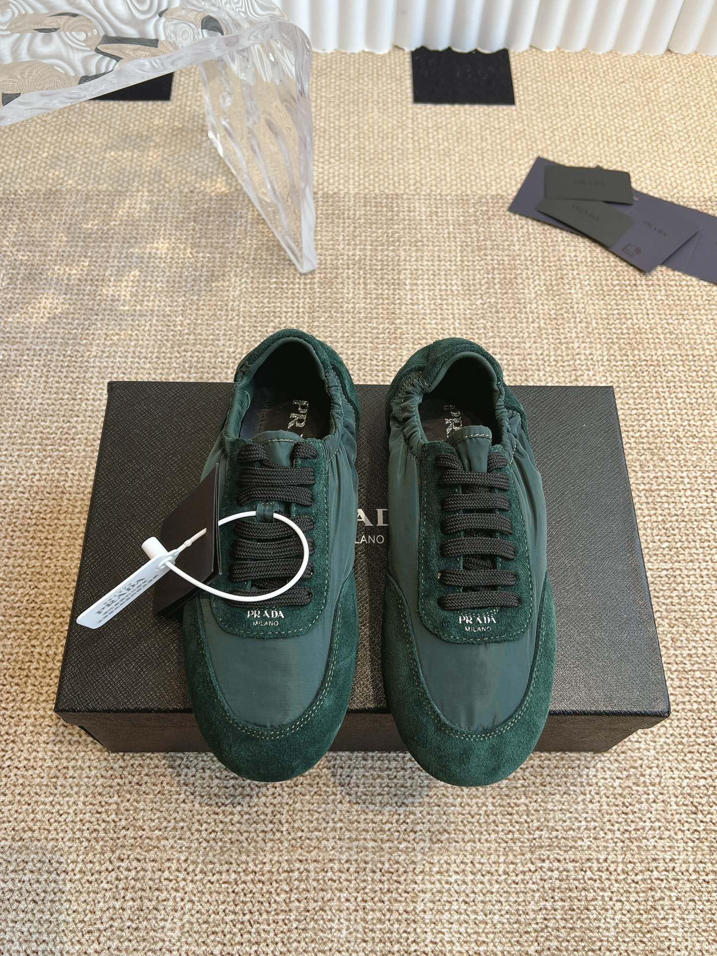프라다 스웨이드 스니커즈 (해외배송)