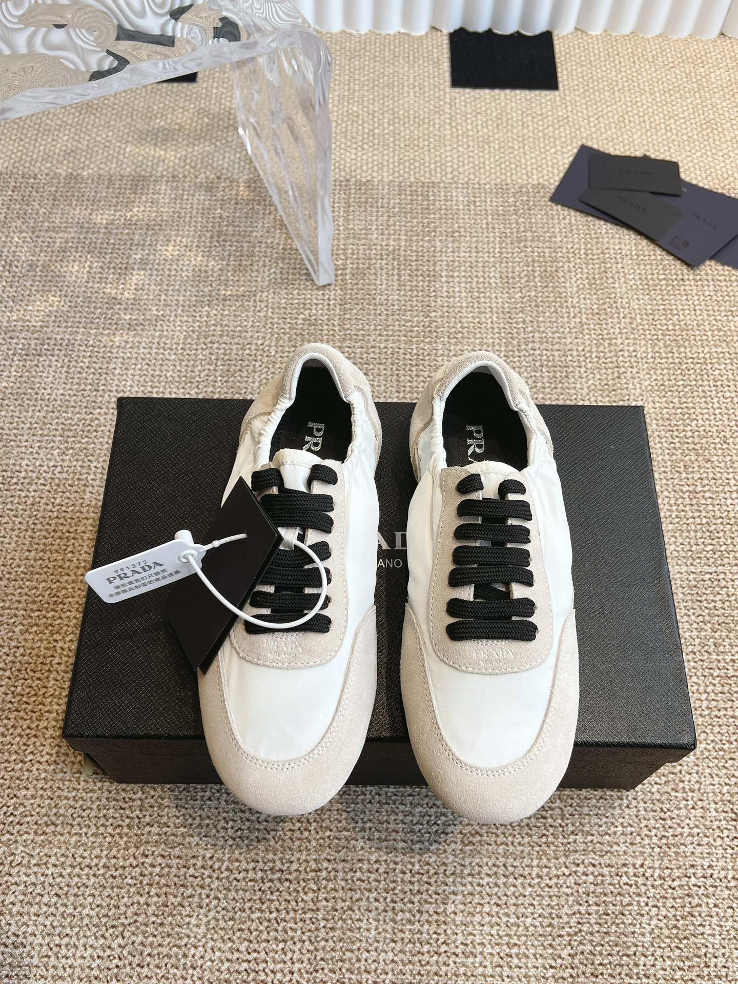 프라다 스웨이드 스니커즈 (해외배송)