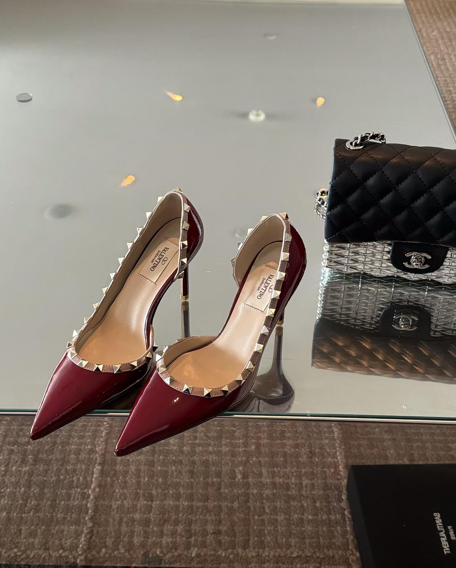 발렌티노 VALENTINO 리벳 사이드 홀로우 포인티드 하이힐  (해외배송)