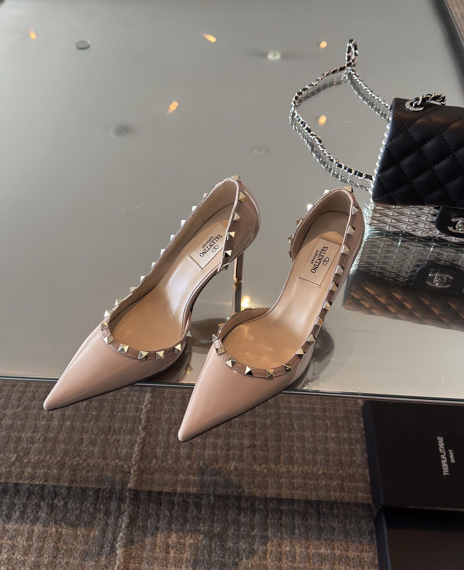 발렌티노 VALENTINO 리벳 사이드 홀로우 포인티드 하이힐  (해외배송)